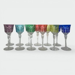 Suite de Douze Verres à Vin en Cristal Doublé de Couleur, France, vers 1930