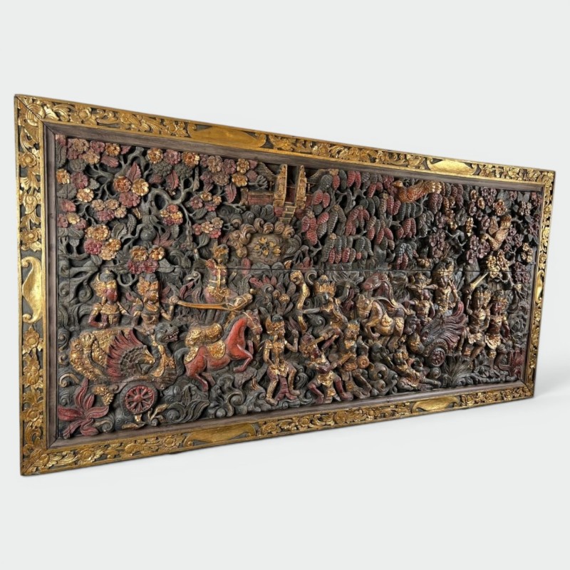 Important Panneau Sculpté et Polychrome Balinais, Scène du Ramayana — Travail Balinais, Vers 1920