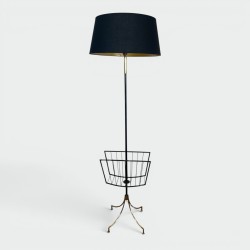 Lampadaire en Métal Laqué Noir et Laiton avec Porte-Revues, Travail Français, vers 1950