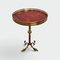 Guéridon Rond de Style Néoclassique en Laiton à Piètement Décoré de Dauphins et Plateau de Celluloïde Rouge Cerclé d'une Gall...