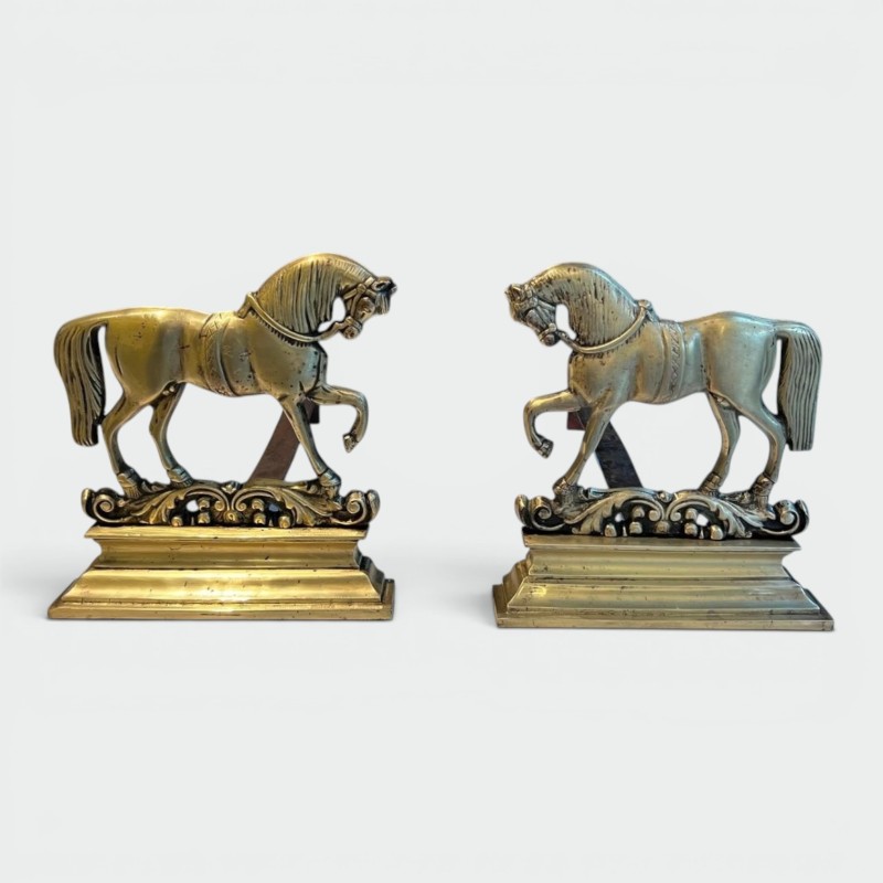 Paire de Chenets Néoclassiques en Bronze Cisélé à Chevaux Cabrés sur Socles Décorés