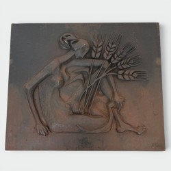 Plaque de Cheminée Moderniste en Fonte, Femme Nue à la Faux, Fonderie Stern, Signée Quellier