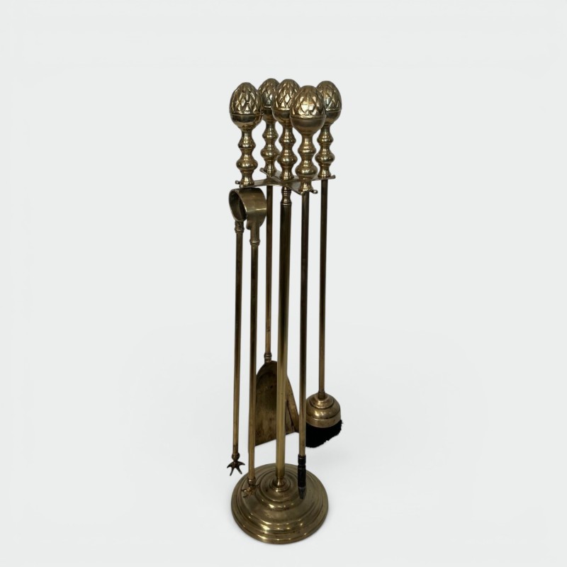 Nécessaire de Feu en Laiton Néoclassique aux Pommes de Pin, Goût de la Maison Baguès