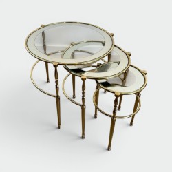 Suite Trois Tables Gigognes Rondes Laiton Verre Liseret Argenté, France, vers 1940