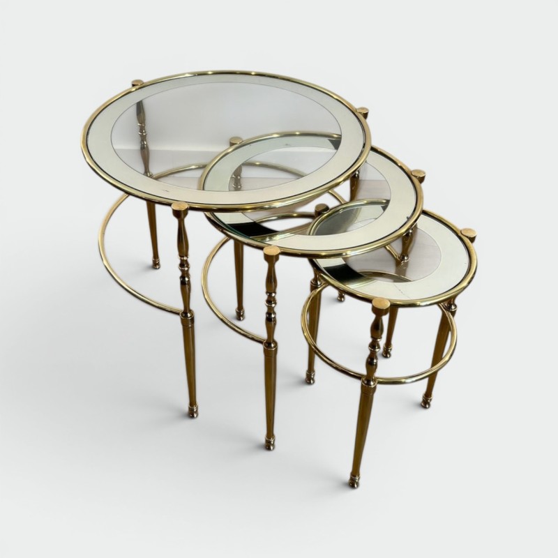 Suite Trois Tables Gigognes Rondes Laiton Verre Liseret Argenté, France, vers 1940