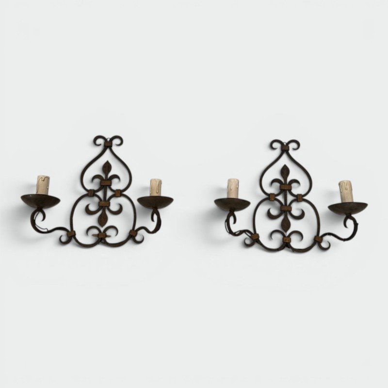 Paire d’Appliques en Fer Forgé à Deux Bras, Dossier à Volutes et Fleur-de-Lys