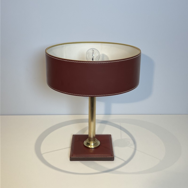 Lampe de Table en Cuir Bordeaux Piqué Sellier, Néo-classiq | Maison Barrois