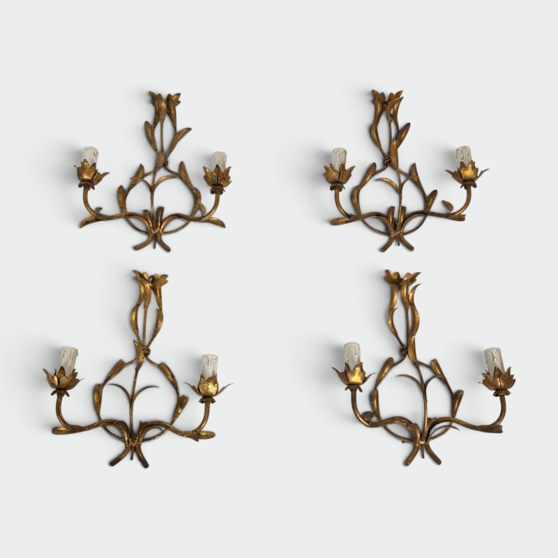 Suite de Quatre Appliques à Deux Bras de Lumières en Métal | Maison Barrois
