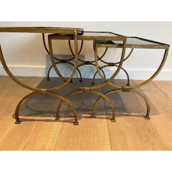 Suite de Trois Tables Gigognes en Fer Forgé Doré à Piètement, Néo-classique, Travail Français, de la Maison Ramsay, vers 1940