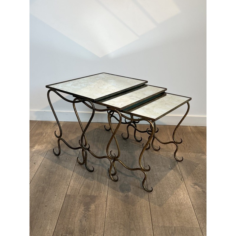 Suite de Trois Tables Gigognes en Fer Forgé Martelé et Doré, Néo-classique, Travail Français, de René Prou, vers 1940