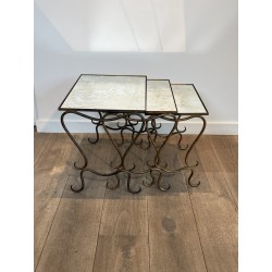 Suite de Trois Tables Gigognes en Fer Forgé Martelé et Doré, Néo-classique, Travail Français, de René Prou, vers 1940