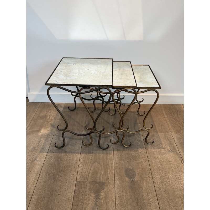 Suite de Trois Tables Gigognes en Fer Forgé Martelé et Doré, Néo-classique, Travail Français, de René Prou, vers 1940