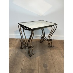 Suite de Trois Tables Gigognes en Fer Forgé Martelé et Doré, Néo-classique, Travail Français, de René Prou, vers 1940
