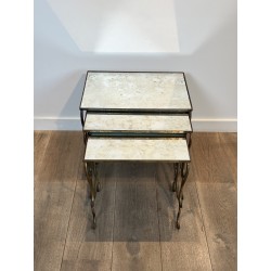 Suite de Trois Tables Gigognes en Fer Forgé Martelé et Doré, Néo-classique, Travail Français, de René Prou, vers 1940