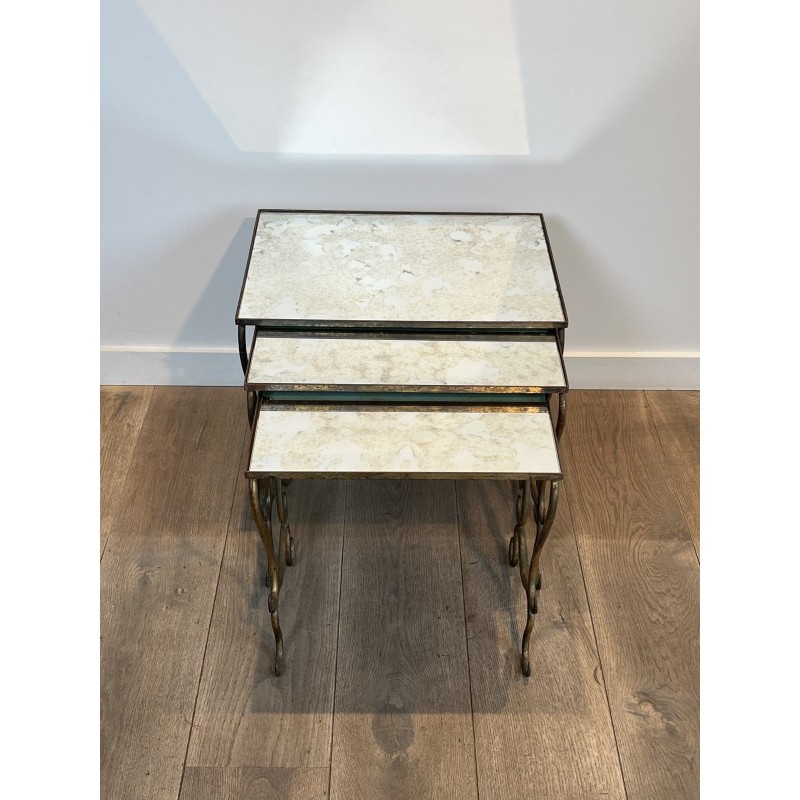 Suite de Trois Tables Gigognes en Fer Forgé Martelé et Doré, Néo-classique, Travail Français, de René Prou, vers 1940