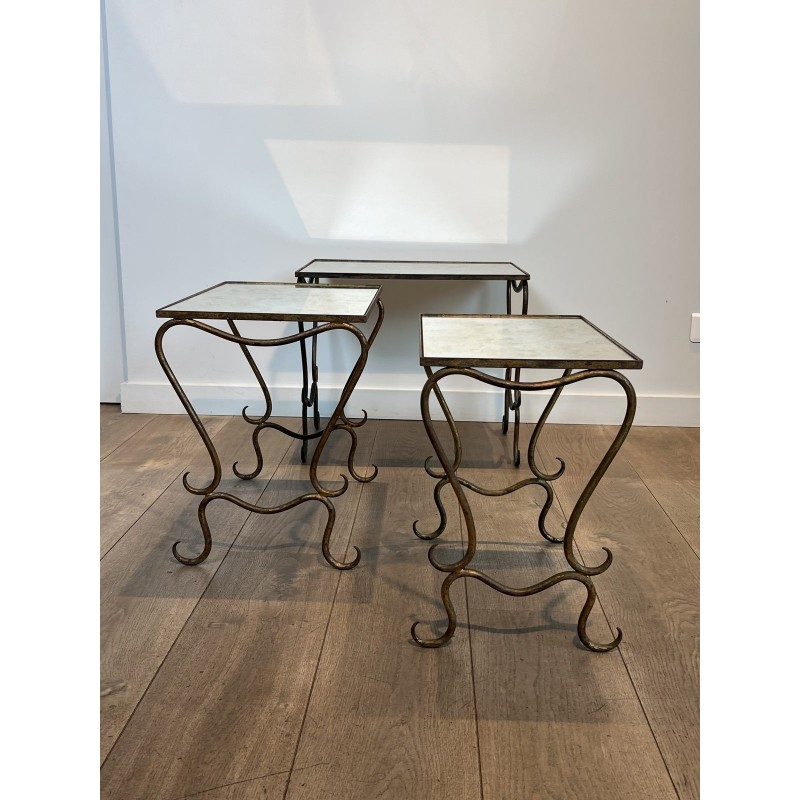 Suite de Trois Tables Gigognes en Fer Forgé Martelé et Doré, Néo-classique, Travail Français, de René Prou, vers 1940