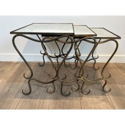 Suite de Trois Tables Gigognes en Fer Forgé Martelé et Doré, Néo-classique, Travail Français, de René Prou, vers 1940