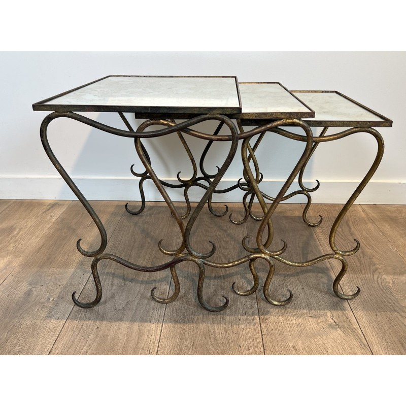Suite de Trois Tables Gigognes en Fer Forgé Martelé et Doré, Néo-classique, Travail Français, de René Prou, vers 1940