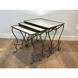 Suite de Trois Tables Gigognes en Fer Forgé Martelé et Doré, Néo-classique, Travail Français, de René Prou, vers 1940