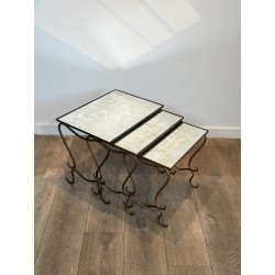 Suite de Trois Tables Gigognes en Fer Forgé Martelé et Doré, Néo-classique, Travail Français, de René Prou, vers 1940