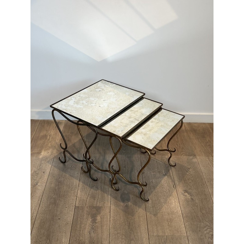 Suite de Trois Tables Gigognes en Fer Forgé Martelé et Doré, Néo-classique, Travail Français, de René Prou, vers 1940