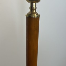 Lampadaire en Bakélite Ambrée et Laiton Doré, Base Circulaire à Pieds Griffes, Néo-classique, Travail Français, vers 1940