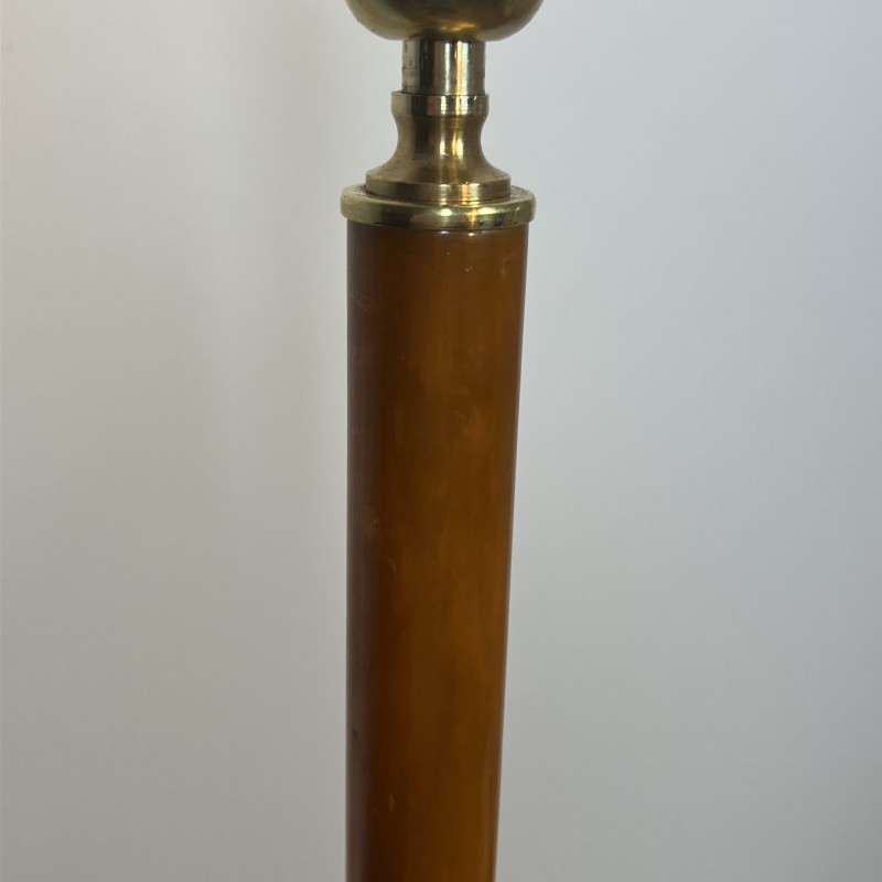 Lampadaire en Bakélite Ambrée et Laiton Doré, Base Circulaire à Pieds Griffes, Néo-classique, Travail Français, vers 1940