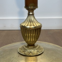 Lampadaire en Bakélite Ambrée et Laiton Doré, Base Circulaire à Pieds Griffes, Néo-classique, Travail Français, vers 1940