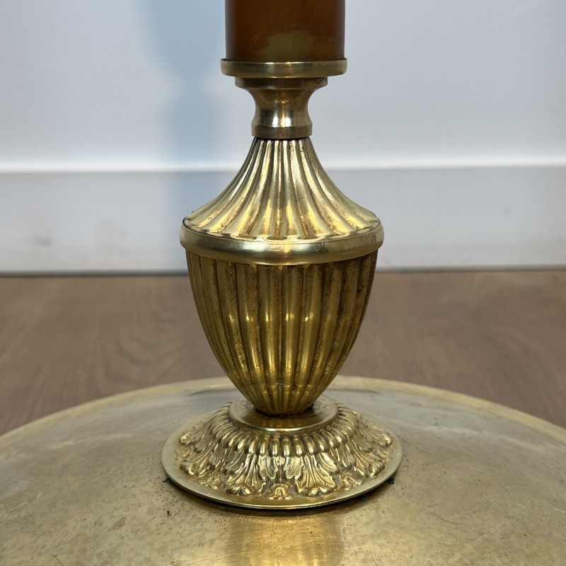 Lampadaire en Bakélite Ambrée et Laiton Doré, Base Circulaire à Pieds Griffes, Néo-classique, Travail Français, vers 1940