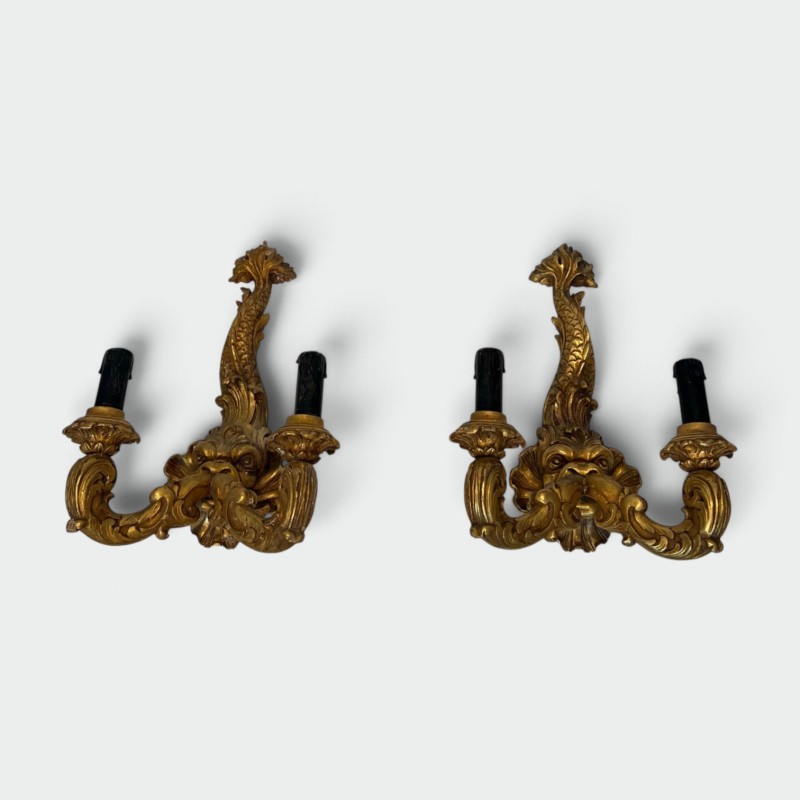 Paire d'Appliques aux Dauphins en Bois Sculpté Doré à Deux Bras de Lumière, Régence, Travail Français, vers 1900