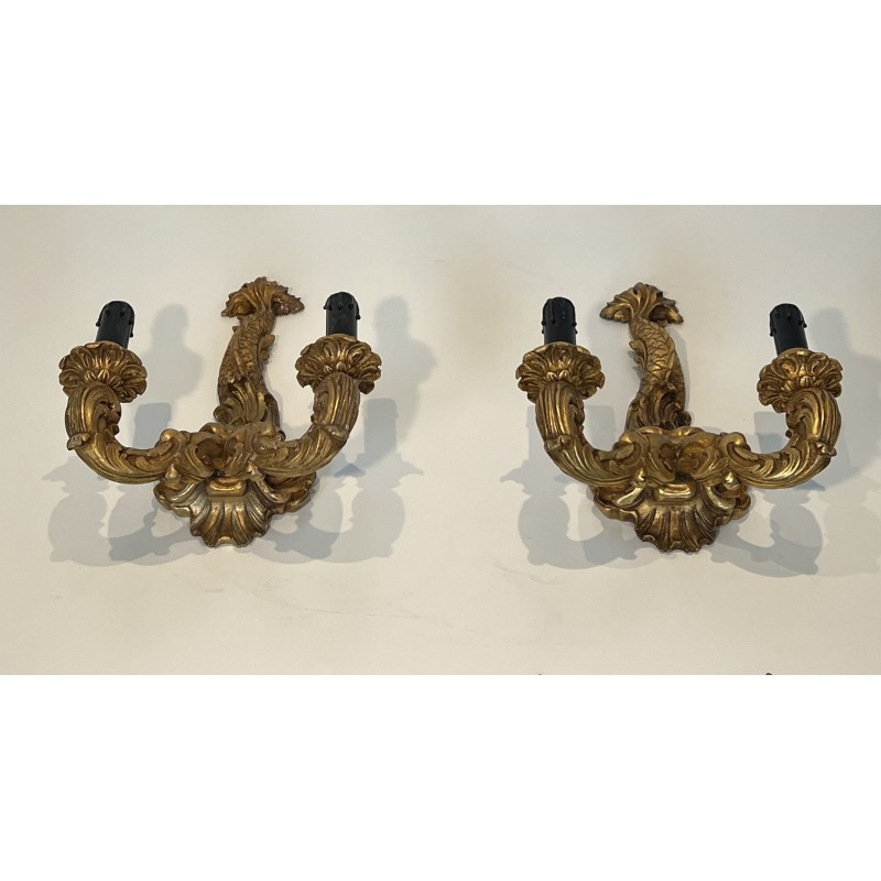 Paire d'Appliques aux Dauphins en Bois Sculpté Doré à Deux Bras de Lumière, Régence, Travail Français, vers 1900
