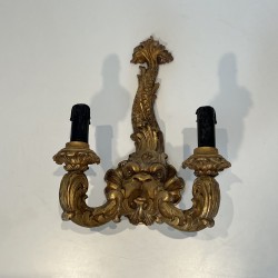 Paire d'Appliques aux Dauphins en Bois Sculpté Doré à Deux Bras de Lumière, Régence, Travail Français, vers 1900