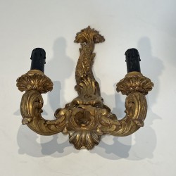 Paire d'Appliques aux Dauphins en Bois Sculpté Doré à Deux Bras de Lumière, Régence, Travail Français, vers 1900