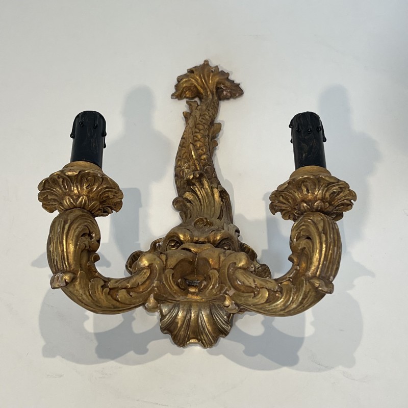 Paire d'Appliques aux Dauphins en Bois Sculpté Doré à Deux Bras de Lumière, Régence, Travail Français, vers 1900