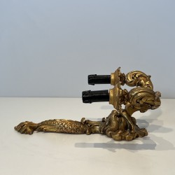 Paire d'Appliques aux Dauphins en Bois Sculpté Doré à Deux Bras de Lumière, Régence, Travail Français, vers 1900