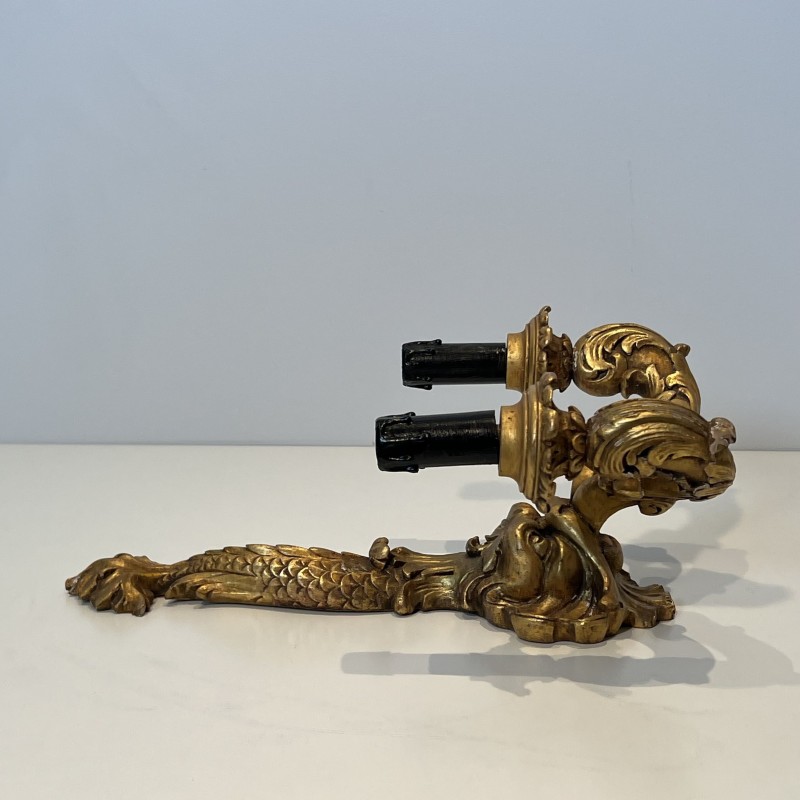 Paire d'Appliques aux Dauphins en Bois Sculpté Doré à Deux Bras de Lumière, Régence, Travail Français, vers 1900