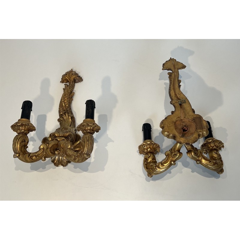 Paire d'Appliques aux Dauphins en Bois Sculpté Doré à Deux Bras de Lumière, Régence, Travail Français, vers 1900