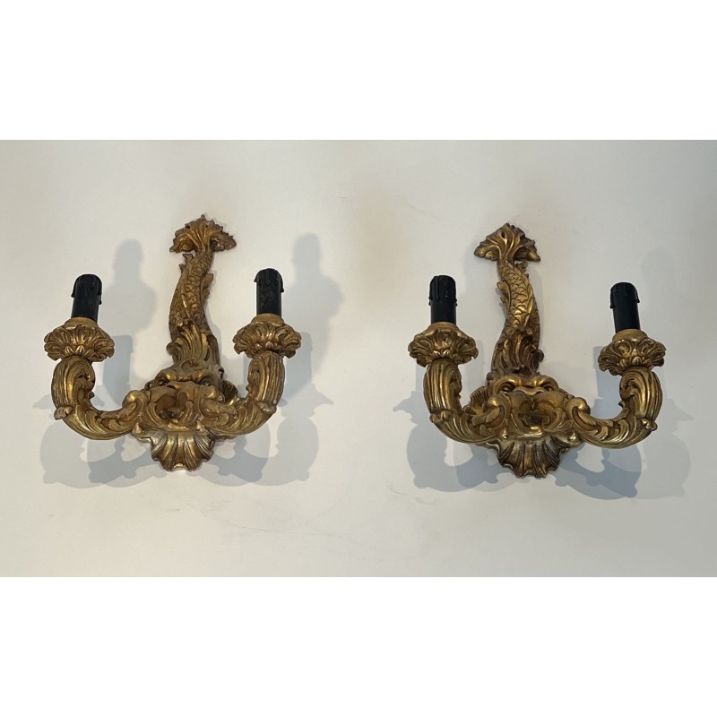 Paire d'Appliques aux Dauphins en Bois Sculpté Doré à Deux Bras de Lumière, Régence, Travail Français, vers 1900