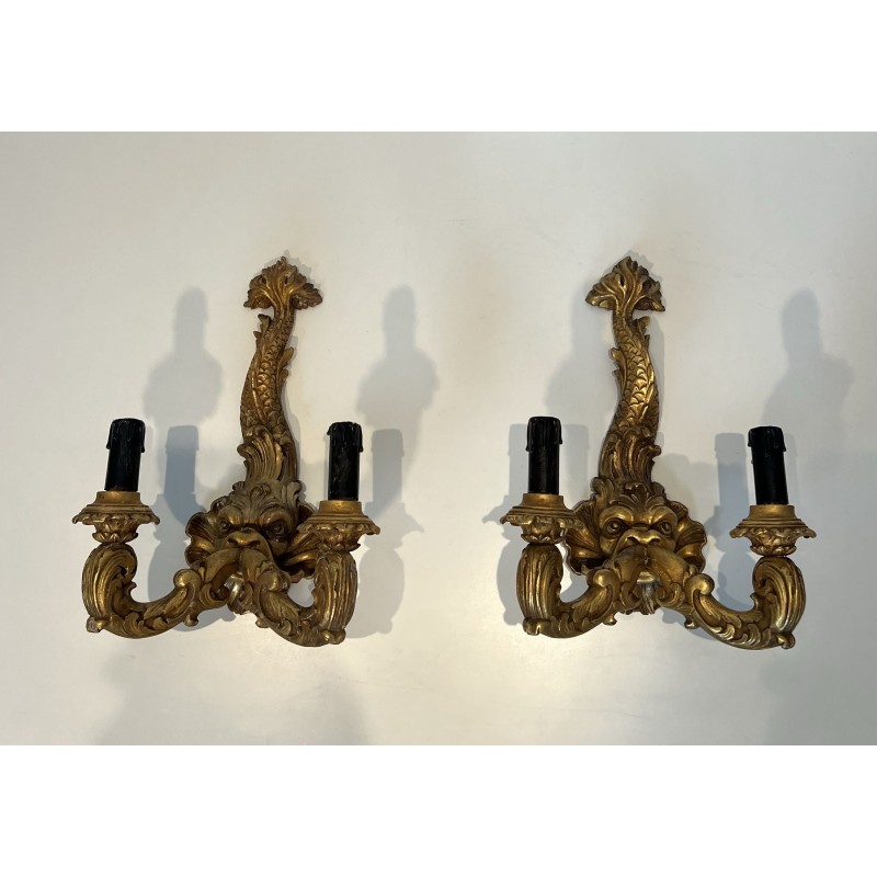 Paire d'Appliques aux Dauphins en Bois Sculpté Doré à Deux Bras de Lumière, Régence, Travail Français, vers 1900