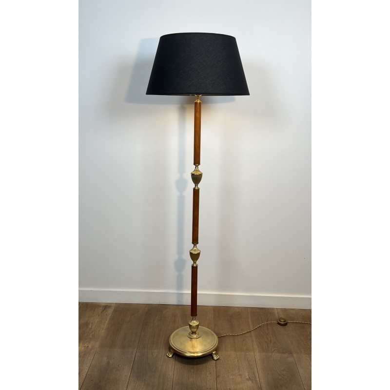 Lampadaire en Bakélite Ambrée et Laiton Doré, Base Circulaire à Pieds Griffes, Néo-classique, Travail Français, vers 1940
