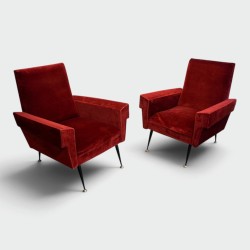 Paire de Fauteuils en Velours Rouge à Accotoirs Géométriques et Piètement Fuselé en Métal Noir. Travail Français. Vers 1950