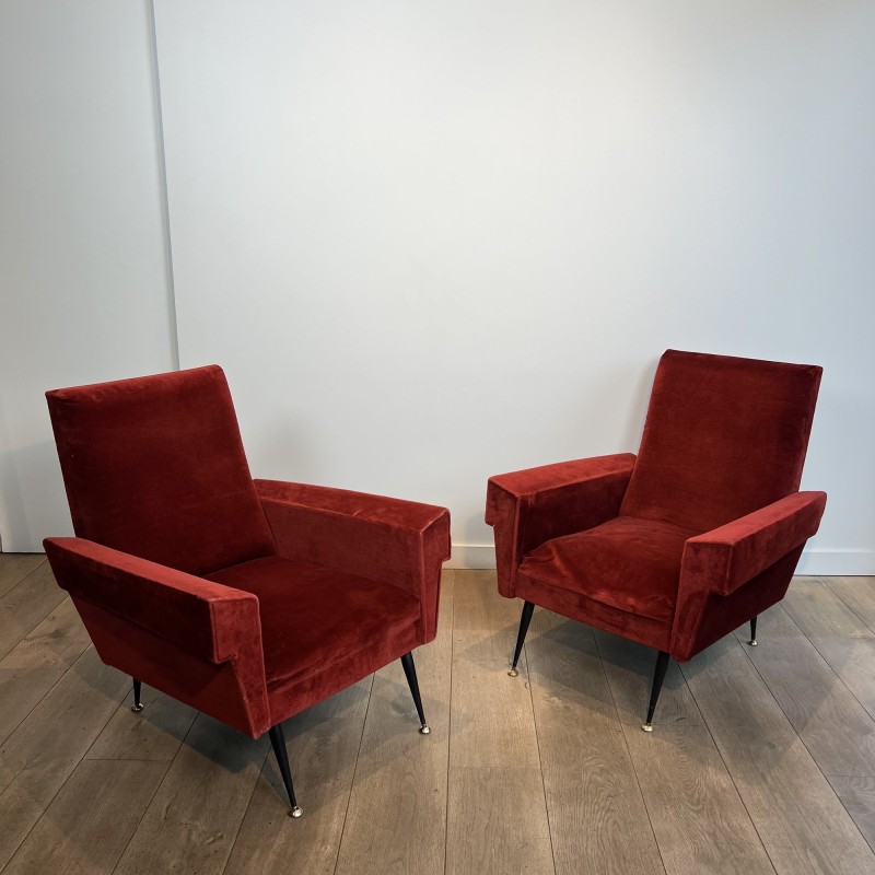 Paire de Fauteuils en Velours Rouge à Accotoirs Géométriques et Piètement Fuselé en Métal Noir. Travail Français. Vers 1950