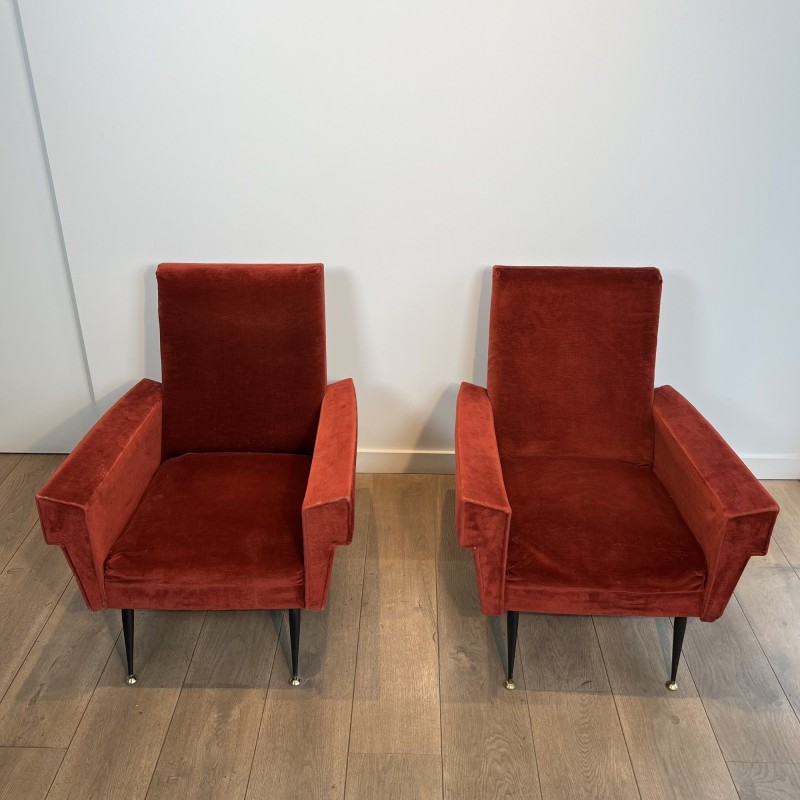 Paire de Fauteuils en Velours Rouge à Accotoirs Géométriques et Piètement Fuselé en Métal Noir. Travail Français. Vers 1950