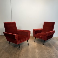 Paire de Fauteuils en Velours Rouge à Accotoirs Géométriques et Piètement Fuselé en Métal Noir. Travail Français. Vers 1950
