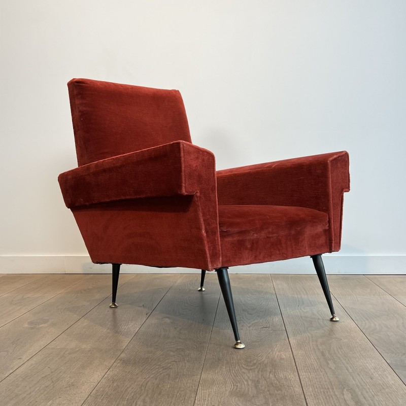 Paire de Fauteuils en Velours Rouge à Accotoirs Géométriques et Piètement Fuselé en Métal Noir. Travail Français. Vers 1950