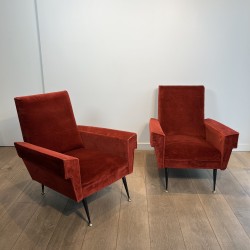 Paire de Fauteuils en Velours Rouge à Accotoirs Géométriques et Piètement Fuselé en Métal Noir. Travail Français. Vers 1950