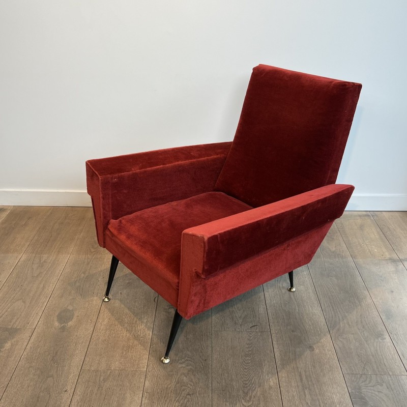 Paire de Fauteuils en Velours Rouge à Accotoirs Géométriques et Piètement Fuselé en Métal Noir. Travail Français. Vers 1950