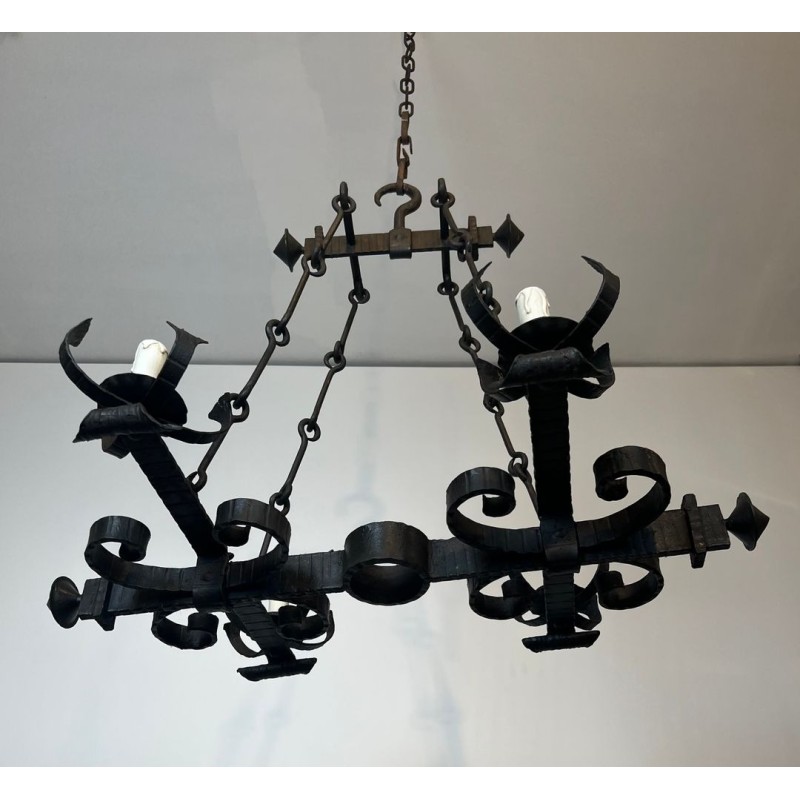 Lustre Fer Forgé de Style Gothique à 4 Bras, Travail Français, vers 1940 – Maison BARROIS