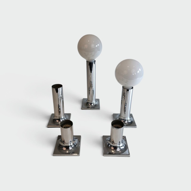 Suite d'appliques ou suspensions en chrome et boules d'opaline blanches