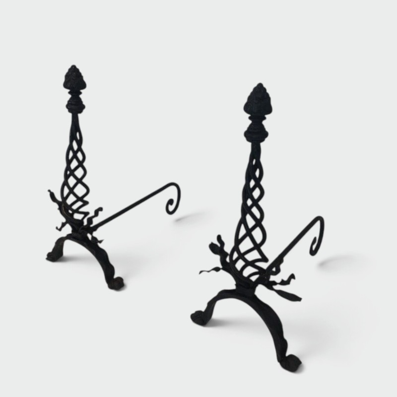 Paire de Chenets en Fer forgé Torsadés surmontés d'une Pomme de Pin